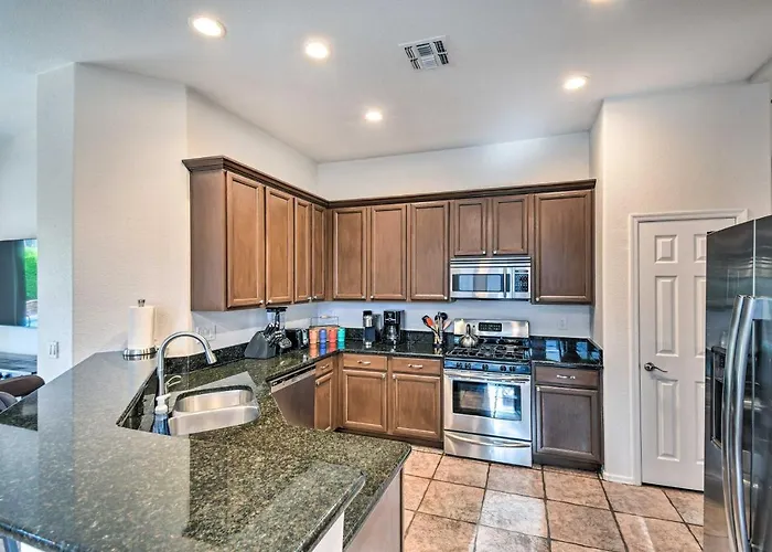 Patio & Fire Pit: Family Retreat In Cave Creek! *